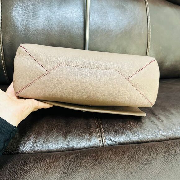 Louis Vuitton Lockme II Turtledove - Picture 10 of 16